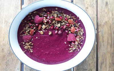 Smoothie bowl z červenej repy